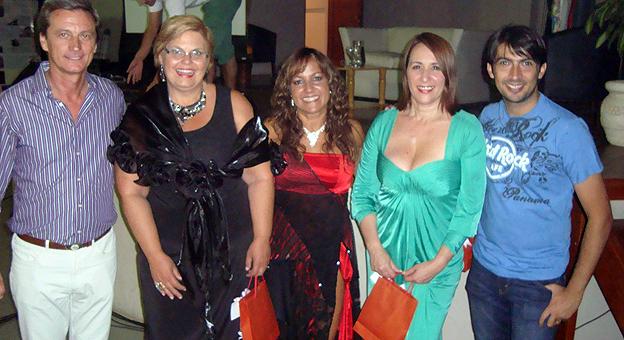 Intendente Adrian Walker las damas de Avatares y Julio Escobar.