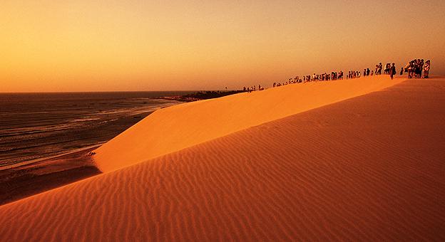Jericoacoara. Pôr-do-sol nas dunas. Embratur