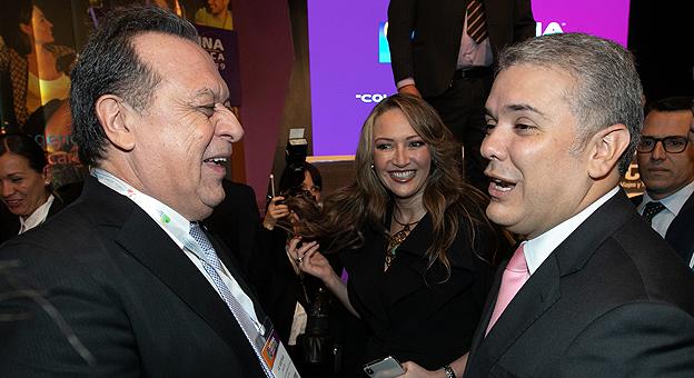 El secretario de Turismo de la Nación, Gustavo Santos, dialoga con el presidente de Colombia, Iván Duque, en el acto de inauguración de la feria ANATO 2019.
