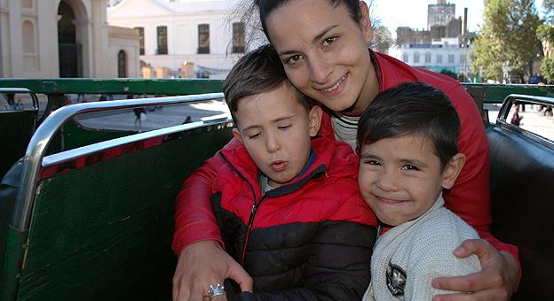 Mamá Milagros, junto a sus hijos, Eitan y Ariano en el City Tour