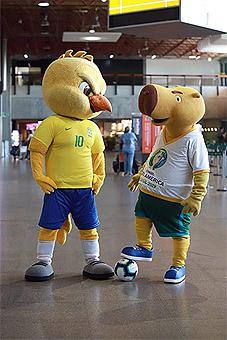 Canarinho, mascota del CBF, y Zizito, mascota de la Copa América