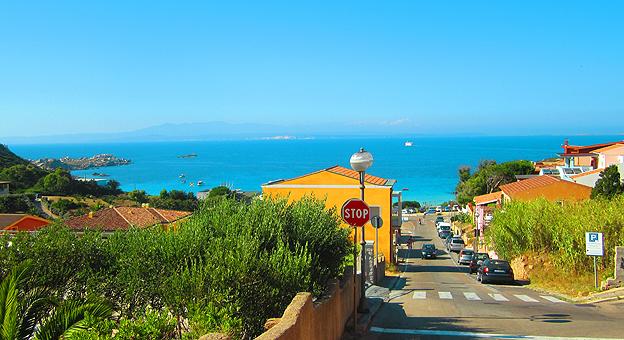 Vista desde el pueblo de Santa Teresa Di Gallura hacia el mediterráneo