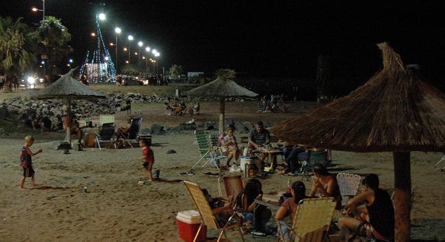 Gente en playa hasta la noche