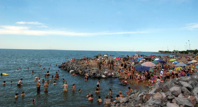 La playa principal colmada de turistas