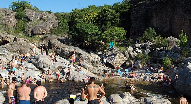 Turistas disfrutan del río en Mina Clavero