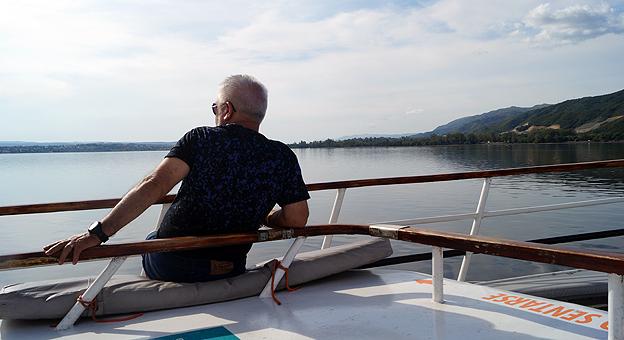 Se disfruta la paz navegando en el lago San Roque