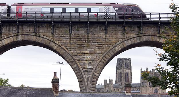 Tren sobre viaducto en Durham Inglaterra