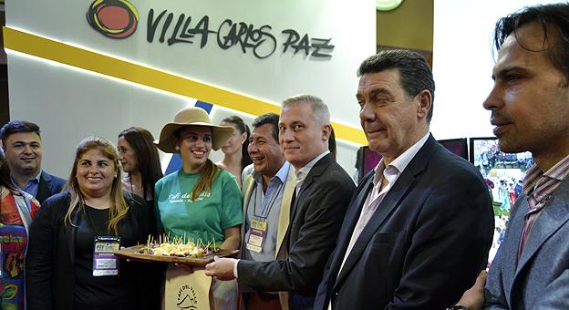 Brindis en el stand de Villa Carlos Paz Brindis en el stand de Villa Carlos Paz