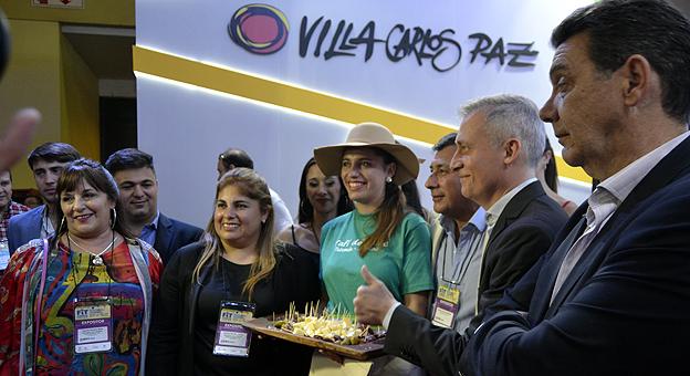 Brindis en el stand de Villa Carlos Paz Brindis en el stand de Villa Carlos Paz