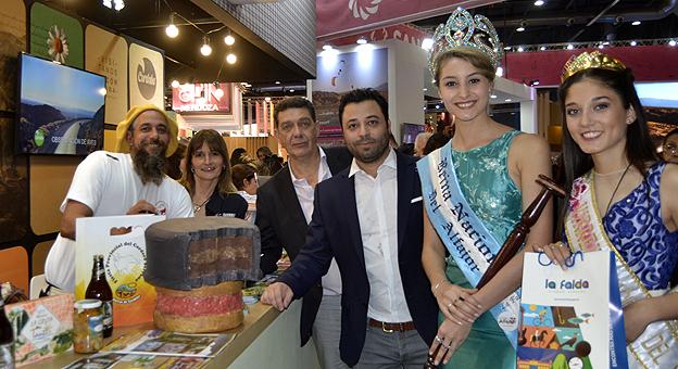 Intendente de La Falda y equipo que lo acompaña Intendente de La Falda y equipo que lo acompaña