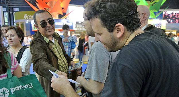 Pablo Greppi de Villa Quillinzo entrega folletería Pablo Greppi de Villa Quillinzo entrega folletería
