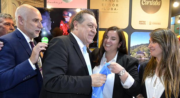 Santos visita el stand de Córdoba Santos visita el stand de Córdoba