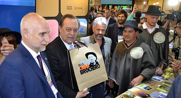 Santos visita el stand de Córdoba Santos visita el stand de Córdoba