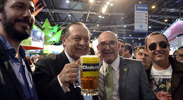 Santos visita el stand de Córdoba Santos visita el stand de Córdoba