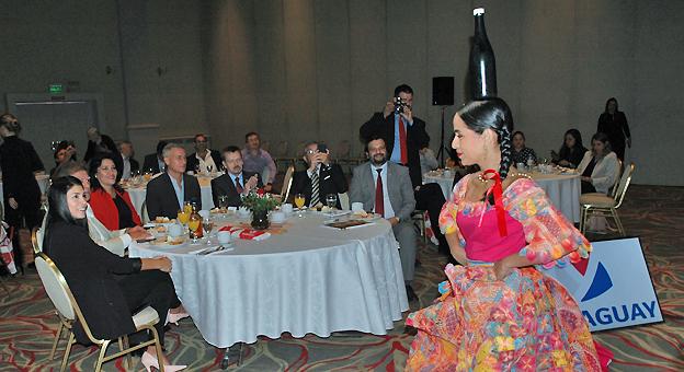 Gisell Mendoza despliega destreza en el baile de La Galopera