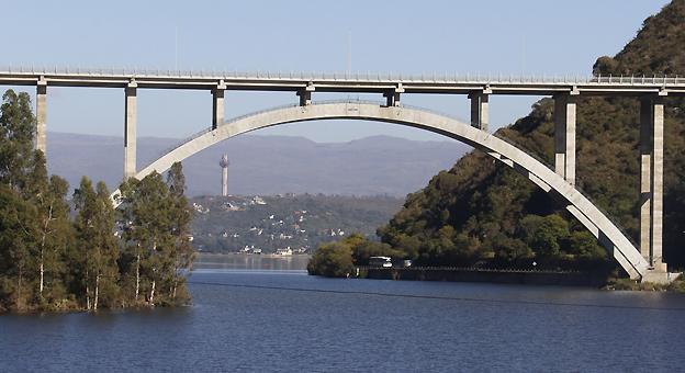 Puente sobre el Lago San Roque