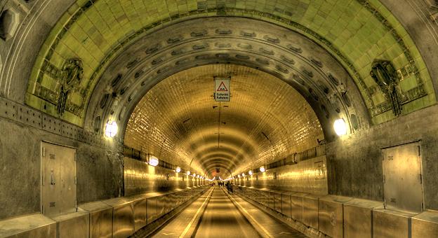 Bajo el río El antiguo túnel del Elba en Hamburgo Bajo el río El antiguo túnel del Elba en Hamburgo