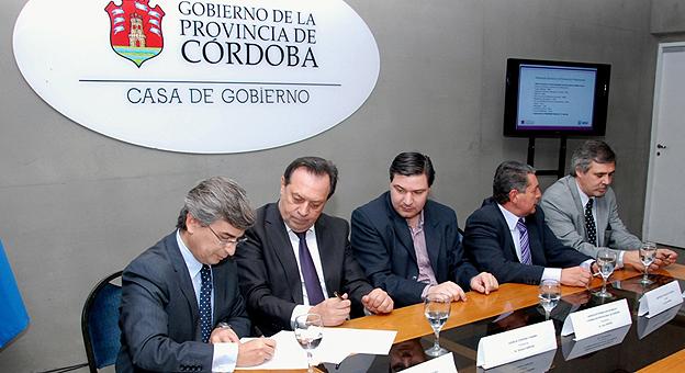 Enrique Finochietti, Pte Cámara de Turismo; Gustavo Santos, Pte de Agencia Córdoba Turismo; Juan Grosso, titular Agencia de Promoción de Empleo y Formación Profesional; Omar Dragún , Ministro de Trabajo y Walter Grahovac, Ministro de Educación, susc