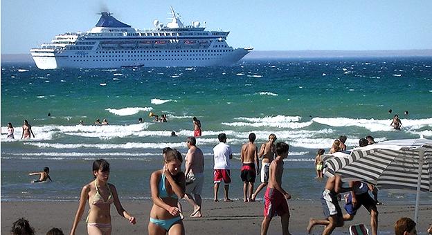 Vista de la playa de Puerto Madryn, de fondo el paso de un Crucero.