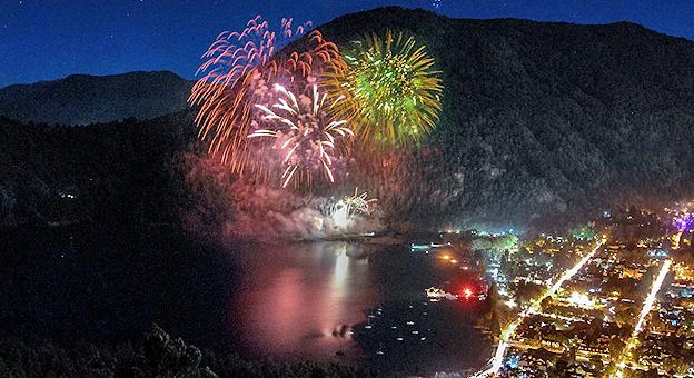 Fuegos artificiales en el festejo del 115 aniversario de San Martín de Los Andes