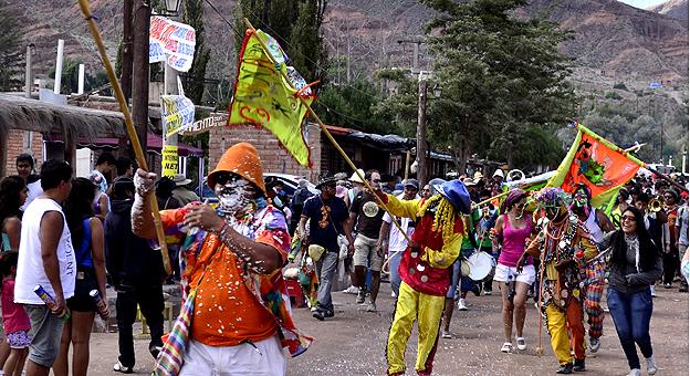 Desfile de comparsas en carnaval Jujeño