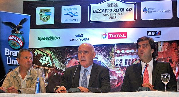 El director del Dakar, Etienne Lavigne; el ministro de Turismo de la Nación, Enrique Meyer y el secretario ejecutivo del INPROTUR, Leonardo Boto, durante el anuncio oficial de la competencia “Desafío Ruta 40” realizada en el Hotel NH City de Buenos