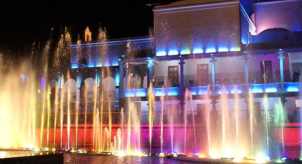 Mucho público y turistas presencian el espectáculo de Las Aguas Danzantes en el Paseo del Buen Pastor