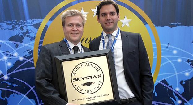 Paulmann CEO de SKY Airline recibiendo el premio