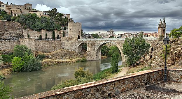 El Puente de Alcántara de Toledo en España