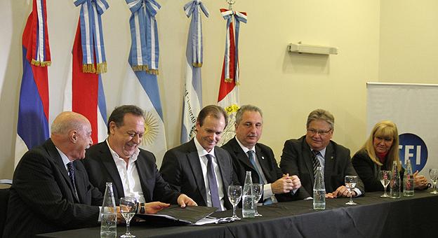Firma de acta compromiso en Paraná. Presidente del CFI, Juan José Ciácera; ministro Santos; gobernador de Entre Ríos, Gustavo Bordet; gobernador de Misiones, Hugo Passalacqua; ministra de Turismo de Corrientes, Inés Presman