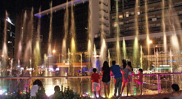 Mucho público y turistas presencian el espectáculo de Las Aguas Danzantes en el Paseo del Buen Pastor