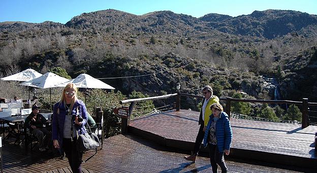 Zona del restaurante en Peñón del águila
