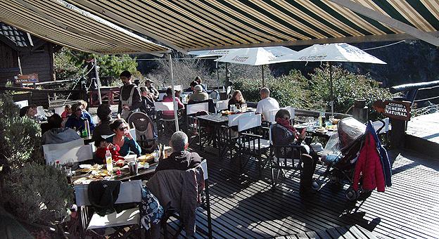 Zona del restaurante en Peñón del águila