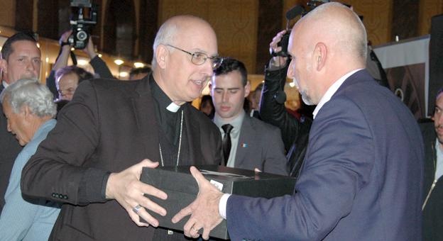 El Obispo de Cruz del Eje, Monseñor Santiago Olivera, recibe un obsequio de parte de Julio Bañuelos