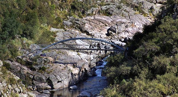 Puente colgante  para cruzar al balcón sur