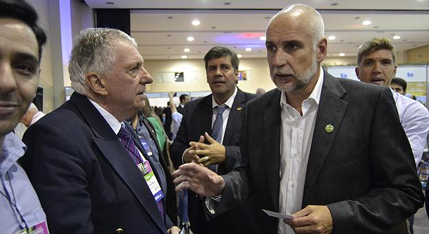 Julio Bañuelos saluda al ministro consul de turismo de Uruguay Ariel Badran Carreras.