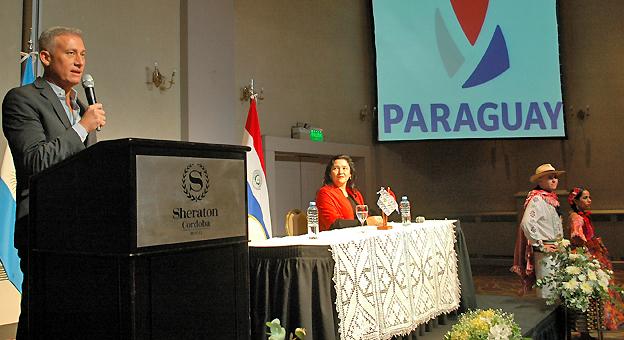 Esteban Aviles presidente d ela Agencia Córdoba Turismo, da la bienvenida a la delegación de Paraguay.